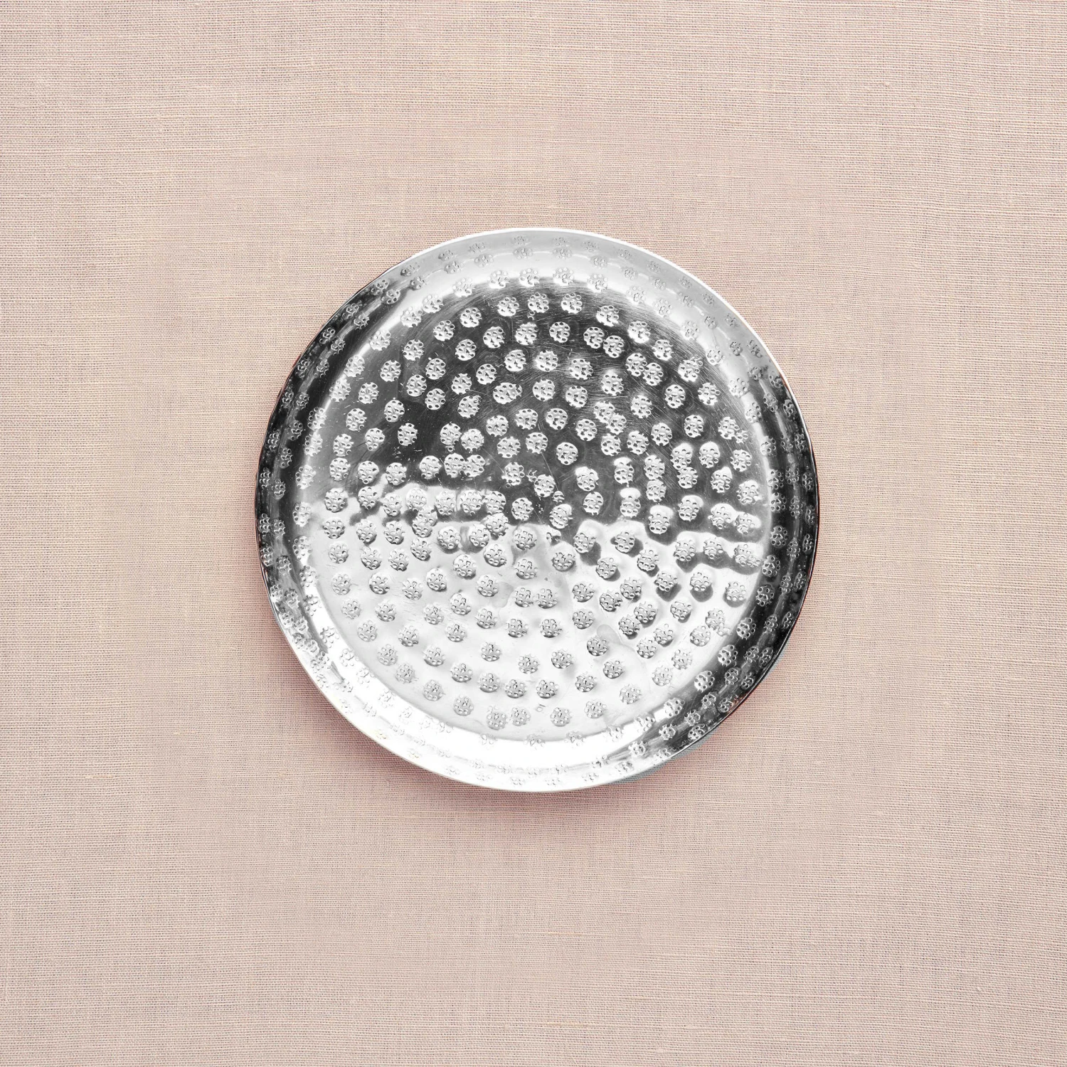 Deko-Teller gehämmert Ø28cm ORIENTAL LOUNGE in Silber Deko-Teller Gehämmert Ø28cm ORIENTAL LOUNGE In Silber -Butlers Geschäft butlers deko teller gehammert o28cm oriental lounge in silber 2