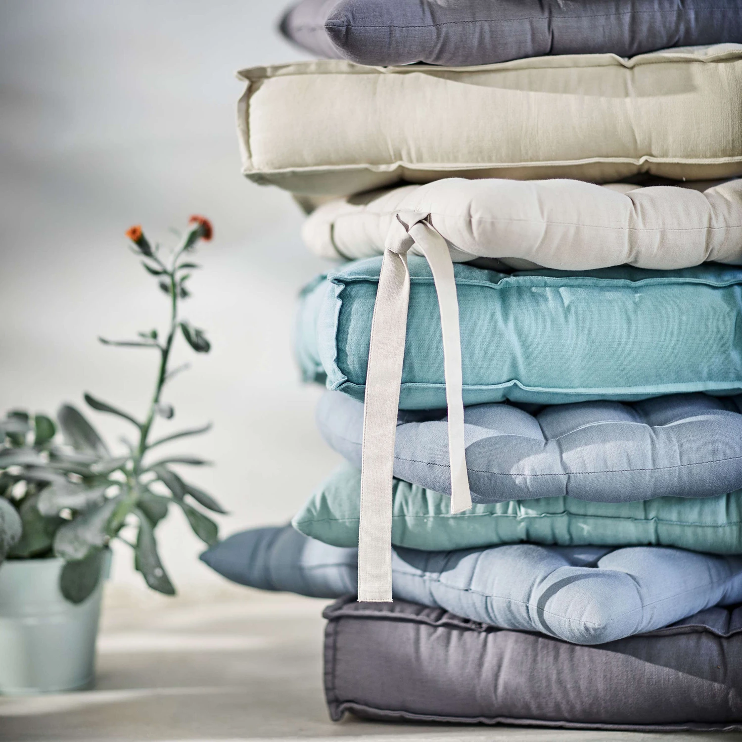 Futonkissen L 42 x B 42cm SOLID in Salbei Futonkissen L 42 X B 42cm SOLID In Salbei -Butlers Geschäft butlers futonkissen l 42 x b 42cm solid in salbei 1