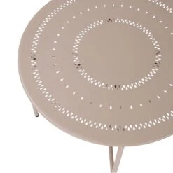 Gartentisch Mit Stanzung ASHLEY In Beige -Butlers Geschäft butlers gartentisch mit stanzung ashley in beige 5