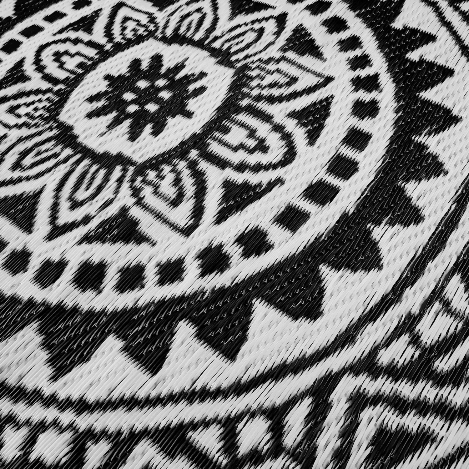 In- & Outdoor-Teppich Circles L 180 x B 118cm COLOUR CLASH in Schwarz-Weiß In- & Outdoor-Teppich Circles L 180 X B 118cm COLOUR CLASH In Schwarz-Weiß -Butlers Geschäft butlers in and outdoor teppich circles l 180 x b 118cm colour clash in schwarz weiss 4