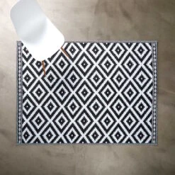 In- & Outdoor-Teppich Ethno/Rauten L 200 X B 150cm COLOUR CLASH In Schwarz-Weiß 4 In- & Outdoor-Teppich Ethno/Rauten L 200 X B 150cm COLOUR CLASH In Schwarz-Weiß -Butlers Geschäft butlers in and outdoor teppich ethno rauten l 200 x b 150cm colour clash in schwarz weiss 2