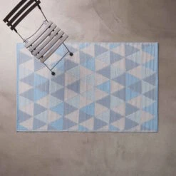 In- & Outdoorteppich Dreiecke L 180 X B 120cm COLOUR CLASH In Pastellblau -Butlers Geschäft butlers in and outdoorteppich dreiecke l 180 x b 120cm colour clash in pastellblau 3