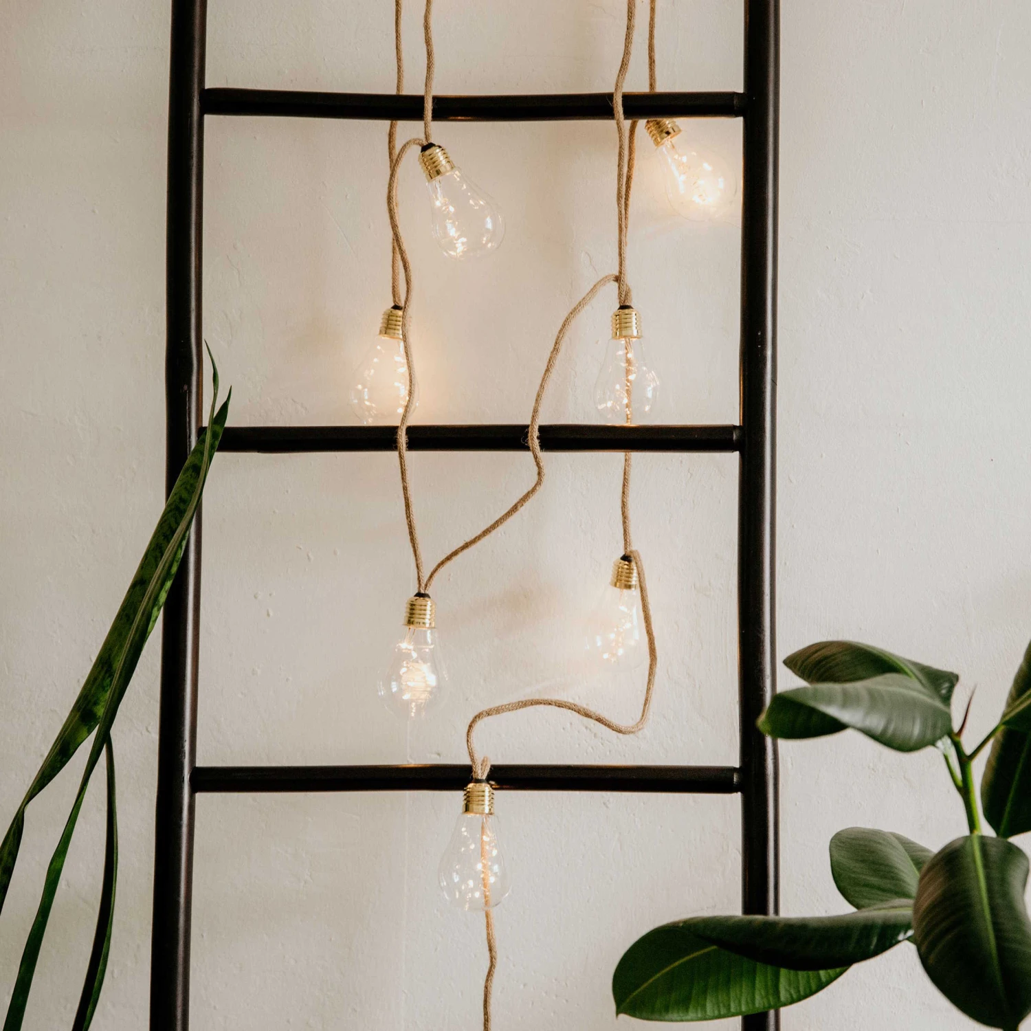 LED-Lichterkette 10 Lichter mit Naturseil & USB-Batteriefach BULB LIGHTS in Natur LED-Lichterkette 10 Lichter Mit Naturseil & USB-Batteriefach BULB LIGHTS In Natur -Butlers Geschäft butlers led lichterkette 10 lichter mit naturseil and usb batteriefach bulb lights in natur 7