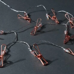 LED-Lichterkette Clips 10 Lichter Mit USB-Batteriefach CLIP COUTURE In Roségold -Butlers Geschäft butlers led lichterkette clips 10 lichter mit usb batteriefach clip couture in rosegold 4