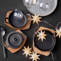 Mini-Serviertopf Mit Holzuntersetzer L 14 X B 11cm HOT IRON In Schwarz -Butlers Geschäft butlers mini serviertopf mit holzuntersetzer l 14 x b 11cm hot iron in schwarz 6