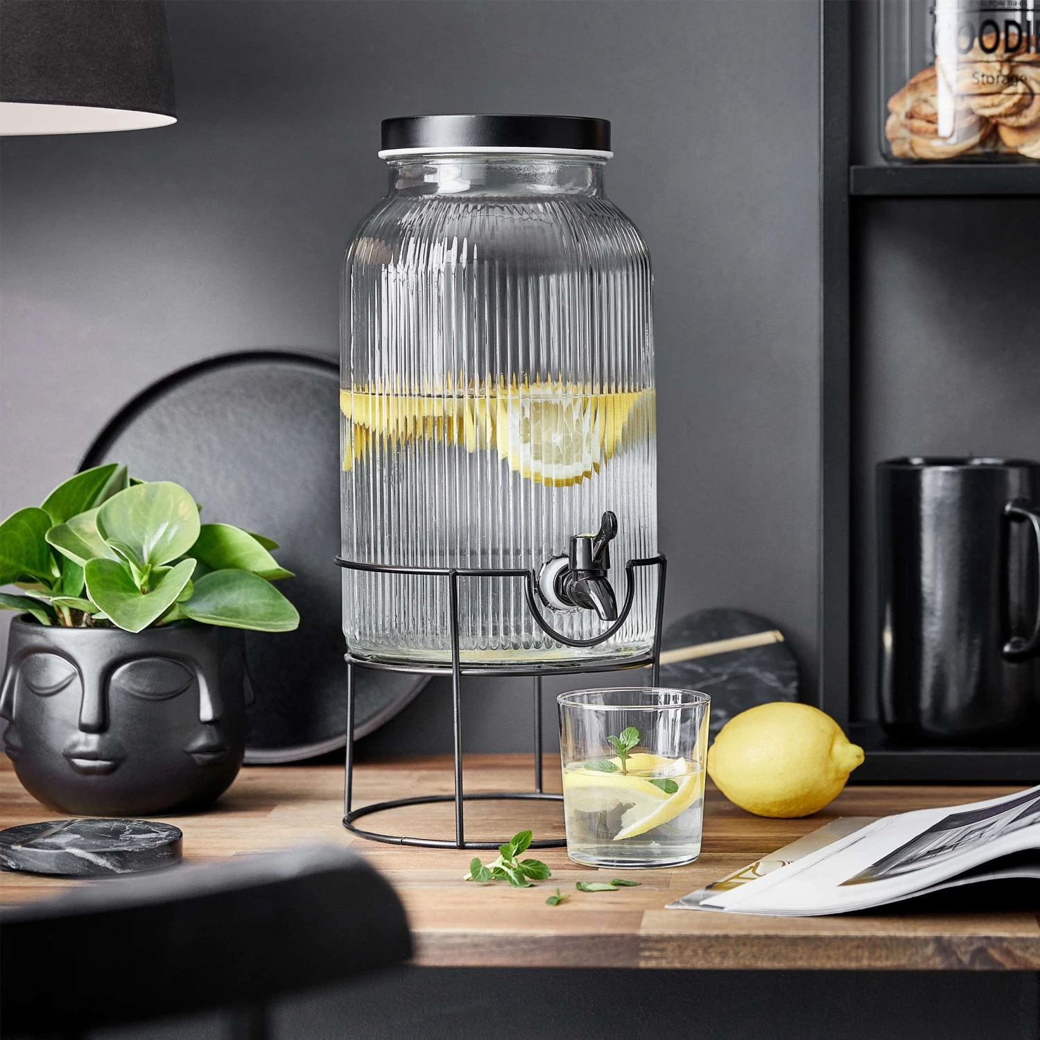 Ständer für Getränkespender Höhe 16cm FOUNTAIN in Schwarz Ständer Für Getränkespender Höhe 16cm FOUNTAIN In Schwarz -Butlers Geschäft butlers stander fur getrankespender hohe 16cm fountain in schwarz 1